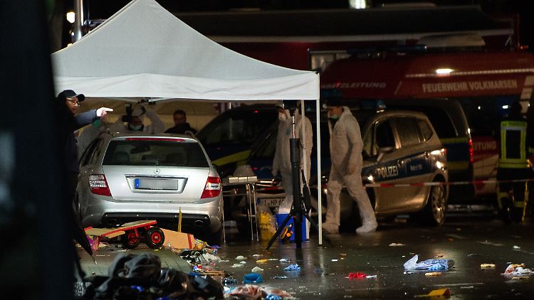 Ermittler sichern Spuren am Tatort nachdem ein Auto in einen Rosenmontagszug in Volkmarsen gerast ist.