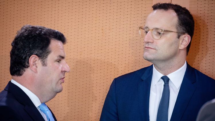 Er sei über Heils Vorstoß nicht informiert gewesen, sagt Spahn (r.).