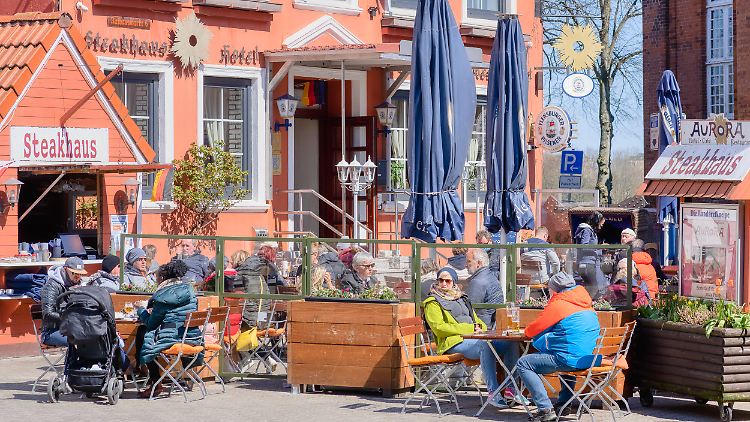 In der Modellregion Eckernförde und Schlei dürfen Touristen seit Montag wieder Urlaub machen. Die Politik erhofft sich Erkenntnisse, welche Öffnungen verantwortbar sind.
