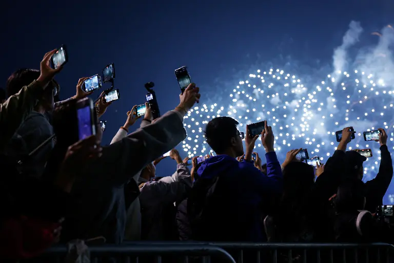 2024-12-31T164017Z-1464124425-RC2G0CAR6NNE-RTRMADP-3-NEW-YEAR-HONGKONG-FIREWORKS