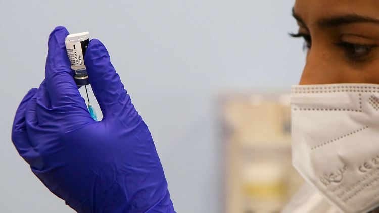 Der Impfstoff von Biontech/Pfizer soll in zwei Dosen mit einem Abstand von sechs Wochen verimpft werden.