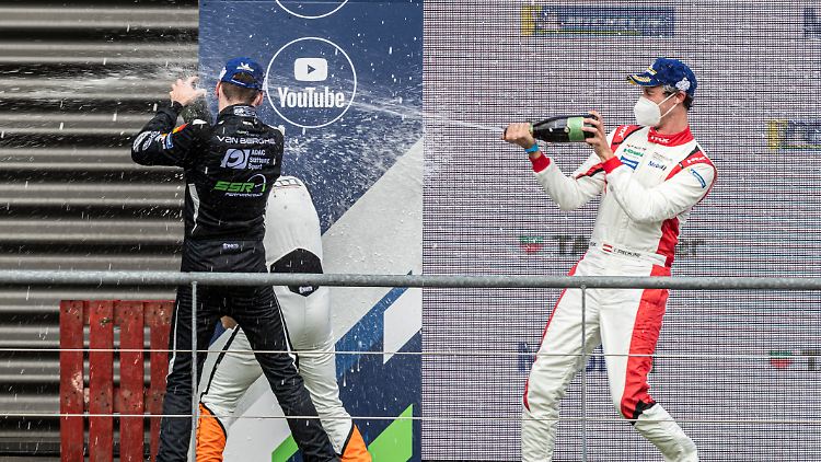 Auf dem Podium geht es feuchtfröhlich zu.