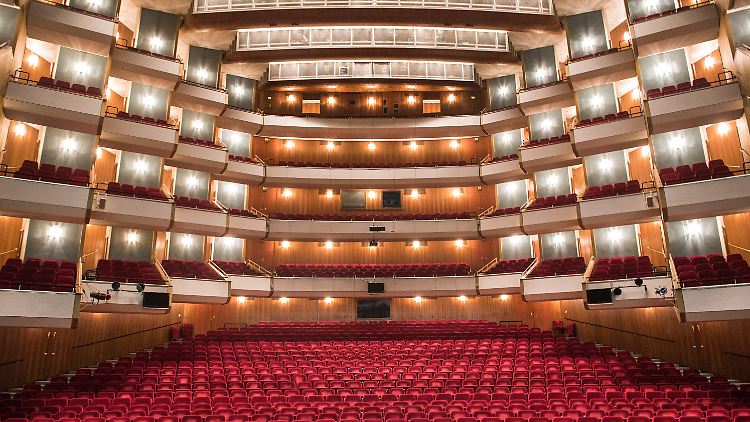Die Sitze in der Hamburgischen Staatsoper müssen derzeit leer bleiben.