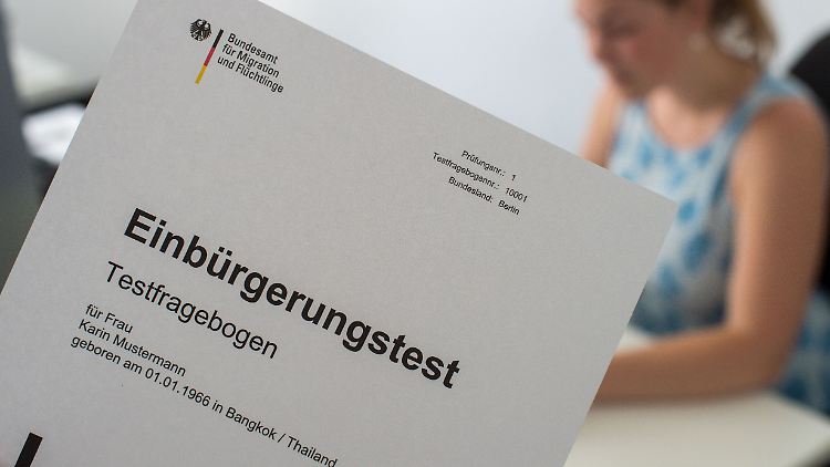 Der SVR warnt davor, den Einbürgerungstest überzubewerten. Die Fragen seien bekannt, und über 90 Prozent bestehen den Test. 