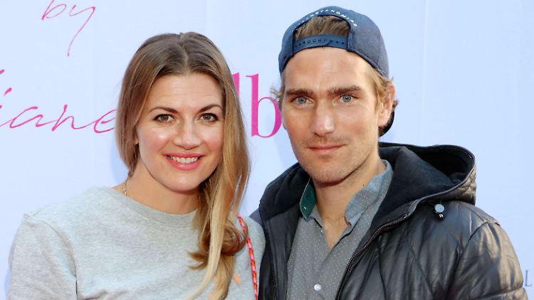 Weil er sich mit Corona infiziert hat, sind sie gemeinsam in Quarantäne: Nina Bott und Benjamin Baarz.