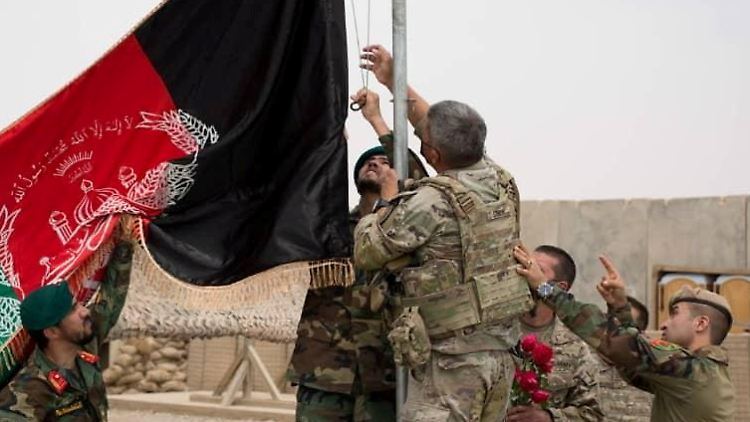 Die USA übergeben in der Provinz Helmand ein Lager an afghanische Regierungstruppen - die jedoch bereits unter dem Druck der Taliban stehen.