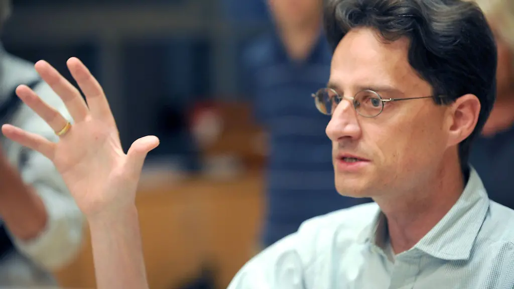 Eltern-protestieren-vor-dem-Pontifikalamt-mit-Erzbischof-Stephan-Burger-vor-dem-Freiburger-Muenster