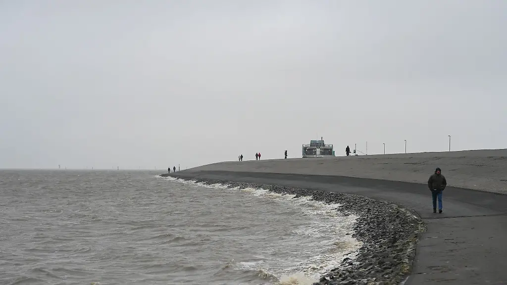 Die-Wetterwarnungen-fuer-die-Silvesternacht-und-den-Neujahrstag-haben-bereits-zu-Veranstaltungsabsagen-an-der-Kueste-gefuehrt