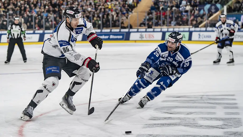 Fribourgs-Julien-Sprunger-l-kaempft-um-den-Puck-gegen-Straubings-Justin-Scott