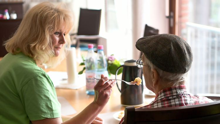 In der Altenpflege bekommt laut Arbeitsministerium nur knapp die Hälfte Tariflohn.