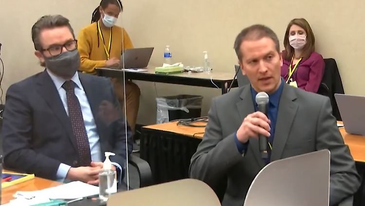 Der Angeklagte Derek Chauvin (r) und sein Verteidiger Eric Nelson (l) sprechen Mitte April zum Richter.