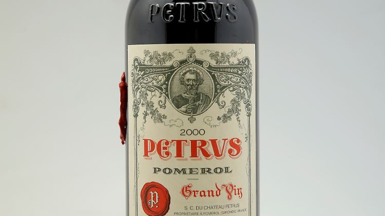 Diese Flasche Petrus-Rotwein, die über ein Jahr lang in der ISS um die Erde gekreist war, wird nun im Auktionshaus Christie's versteigert.