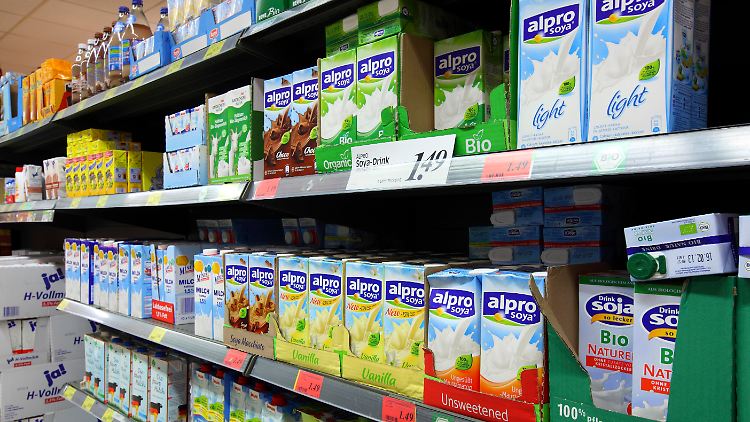 Längst keine Nische mehr: Pflanzliche Alternativen haben Milchprodukten schon fünf Prozent der Regalmeter in deutschen Supermärkten abgenommen.