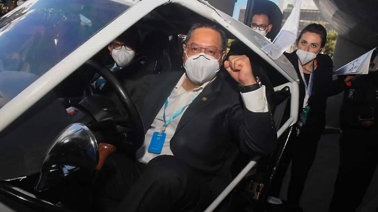 Präsident Acre im Elektromobil aus bolivianischer Produktion, mit bolivianischem Lithium und bolivianischer Batterie.