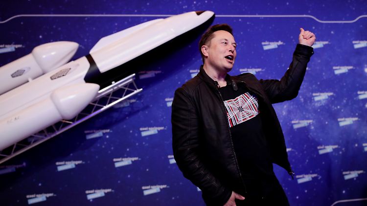 Musks Firma SpaceX bekam den Zuschlag für einen Auftrag der Nasa - Bezos geht jetzt juristisch dagegen vor. 