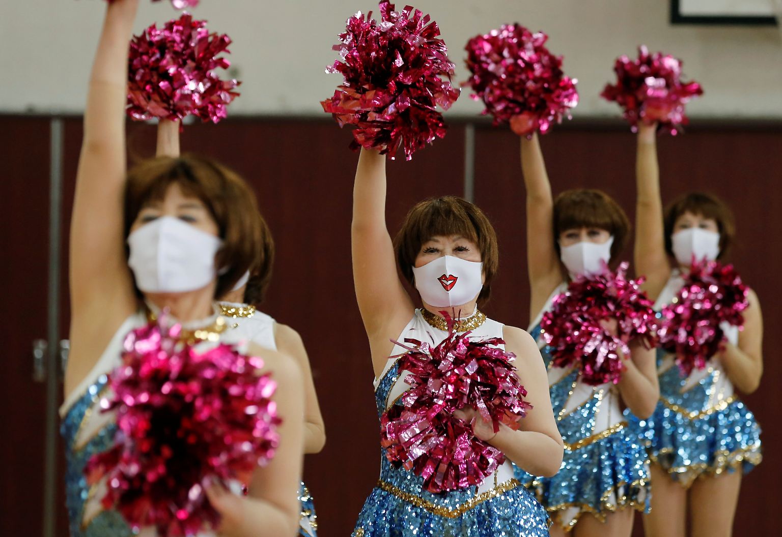 Vor mehr als 25 Jahren gründet Fumie Takino die "Japan Pom Pom", nachdem sie in den Nachrichten einen Bericht über eine Senioren-Cheer-Group aus Übersee gesehen hat. 
