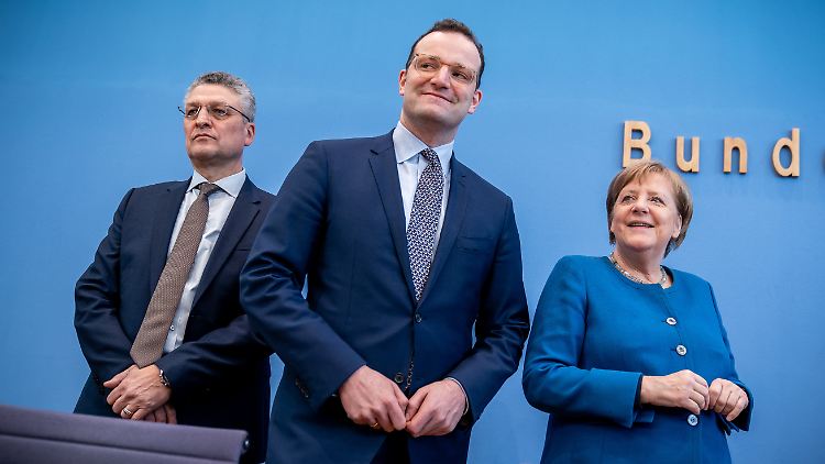 RKI-Chef Lothar Wieler, Gesundheitsminister Jens Spahn und Kanzlerin Merkel bei einer Pressekonferenz im März 2020 - damals noch mit großem Rückhalt in der Bevölkerung.