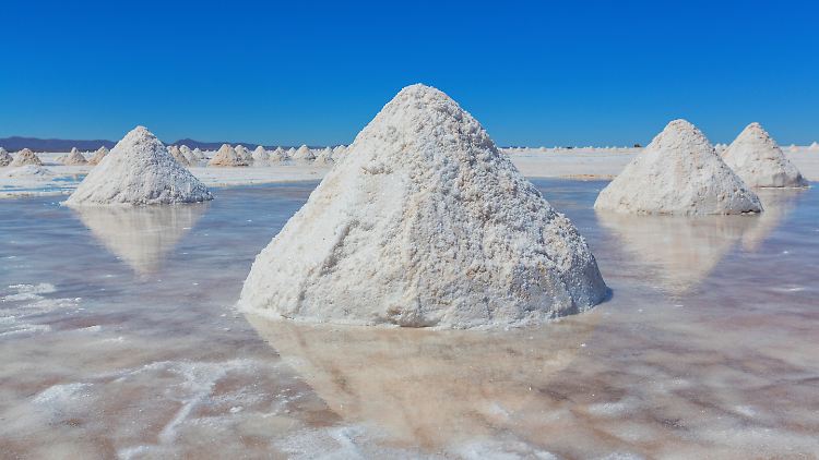 Salzgewinnung im Salar de Uyuni in Bolivien. Die WHO empfiehlt, nicht mehr als 5 Gramm Salz pro Tag zu sich zu nehmen - viele Menschen essen mehr davon.