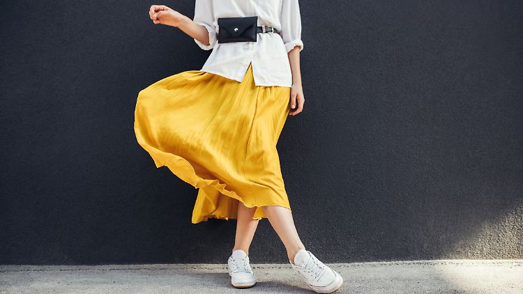 Mit gewissen Styling-Tipps sieht der Midirock noch schicker aus.