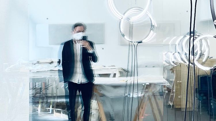 Spiegel-Selfie im Atelier von Brigitte Kowanz. Die Arbeit "Relations" wird aktuell in der Galerie gezeigt.
