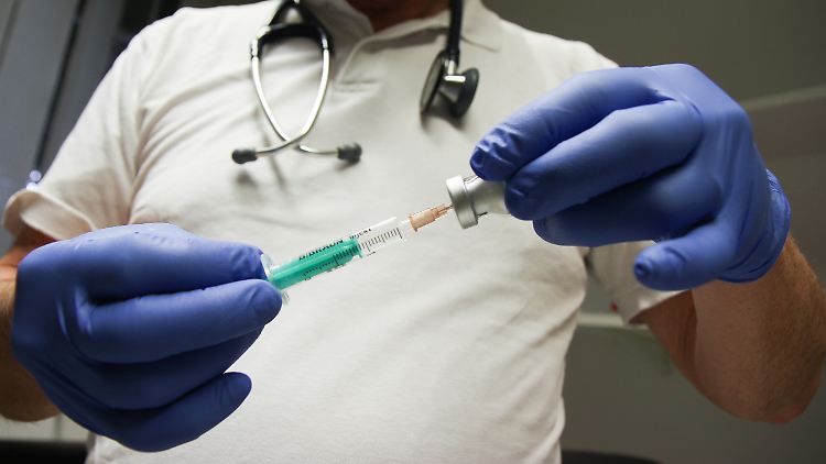 Wenn der Hausarzt Jüngeren den Impfstoff von Astrazeneca verabreicht, haftet er für das Risiko. 