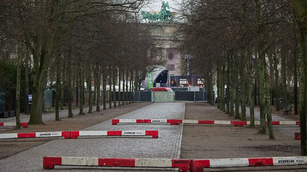 Fahrzeugsperren-sind-fuer-die-Silvesterparty-am-Brandenburger-Tor-aufgestellt-worden