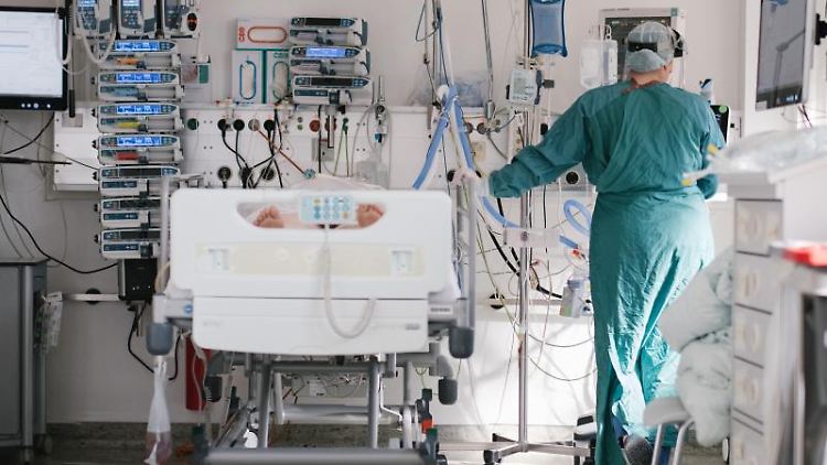 Männer haben ein fast dreimal so hohes Risiko, aufgrund eines schweren Corona-Verlaufs auf eine Intensivstation verlegt zu werden, als Frauen.
