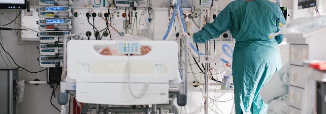 Eine Intensivpflegerin versorgt auf der Intensivstation einen Patienten. Foto: Ole Spata/dpa