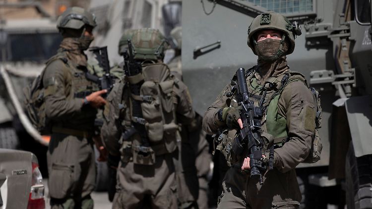 In der Nähe der Stadt Nablus im Westjordanland suchten israelische Soldaten am Dienstag nach einem mutmaßlichen palästinensischen Bewaffneten.