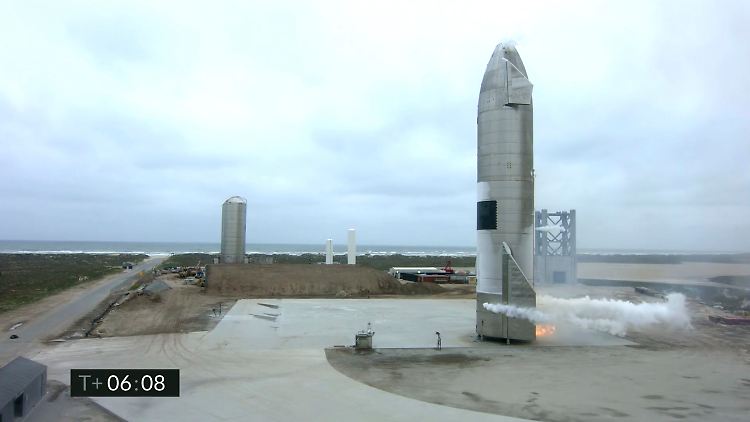 Die Starship-Rakete von SpaceX nach der Landung in Texas - noch etwas in Flammen.
