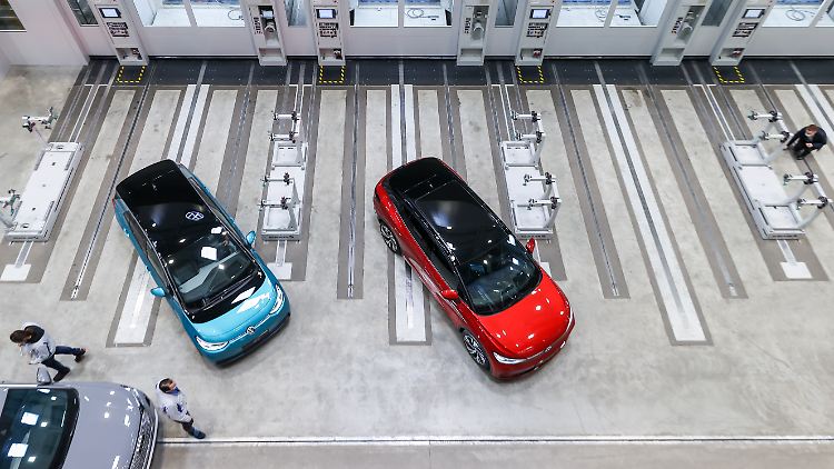 Drei Elektrofahrzeuge - Audi Q4 e-tron, ID.3 und ID.4 - im Presswerk in Zwckau: Auch der Absatz von E-Autos läuft bei Volkswagen gut.