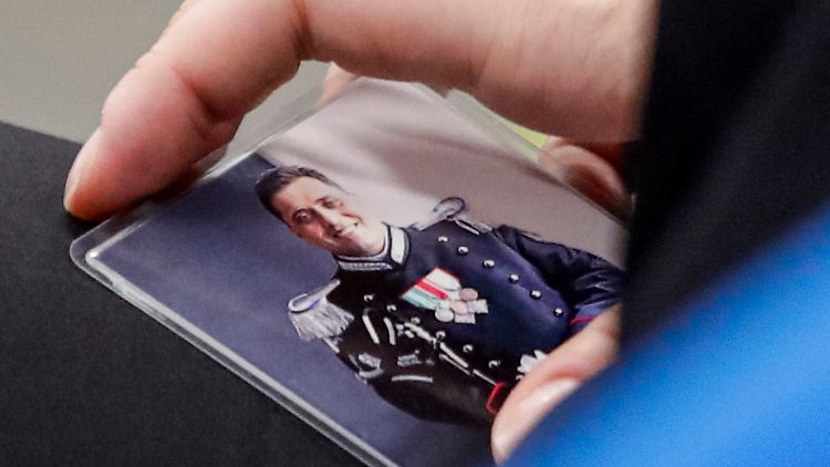 Rosa Maria Esilio hält beim Prozess ein Foto ihres Mannes in den Händen.