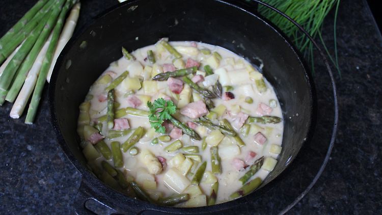 Für den Eintopf kann man weißen und grünen Spargel verwenden, je nach Belieben und Angebot.