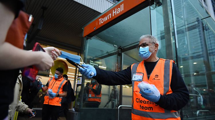 In Innenräumen und im ÖPNV gilt in Sydney vorerst wieder eine Maskenpflicht.