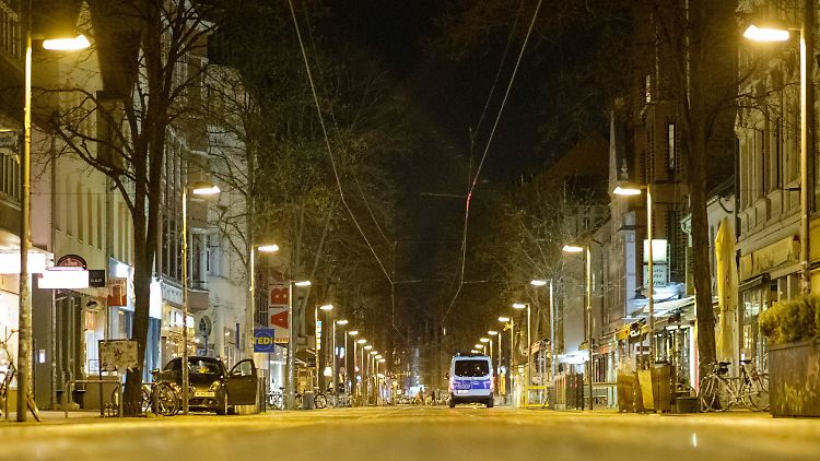 Nachts sind die Straßen leer: In Kreisen mit einer konstanten Sieben-Tage-Inzidenz von über 100 gilt zwischen 22 und 5 Uhr eine Ausgangssperre.