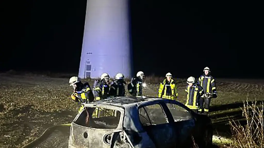 Das-Auto-brannte-auf-einem-Feld-im-Landkreis-Hoexter-komplett-aus