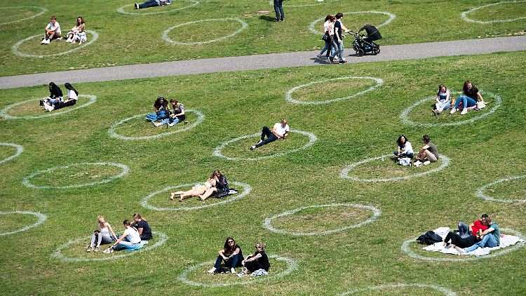 Die Wissenschaftler plädieren dafür, dass Geimpfte weiterhin Masken tragen und die Abstands- und Hygieneregeln einhalten sollen.