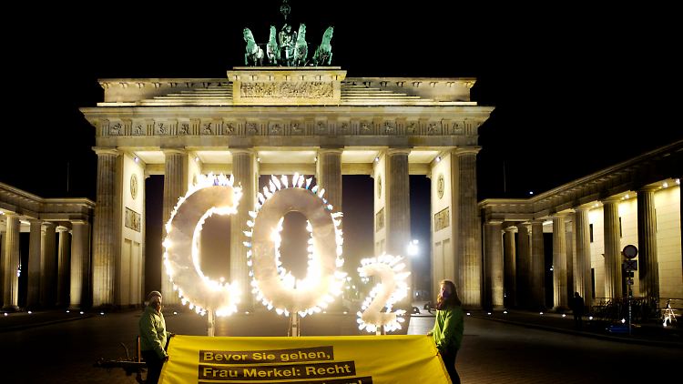 Greenpeace demonstriert vor dem Brandenburger Tor für mehr Klimaschutz.