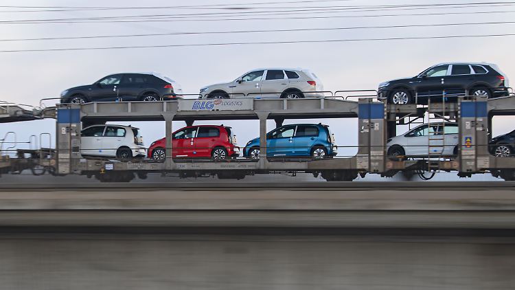 Ein beschleunigter Umbau der Automobilbranche zu klimaschonenden Antrieben könnte 100.000 Jobs kosten, befürchtet das Ifo-Institut.