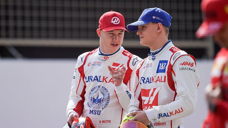 Nikita Mazepin (links) fühlte sich wegen Schumachers neuem Chassis benachteiligt.