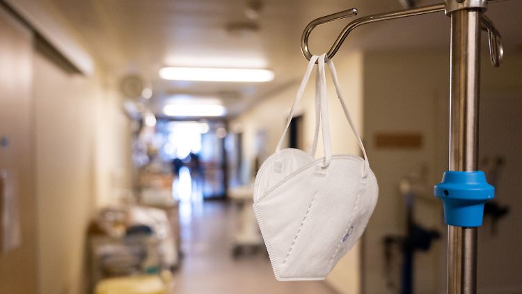 Auf der Intensivstation lässt sich die Maske nicht so leicht an den Tropfständer hängen, urteilt das Arbeitsgericht.