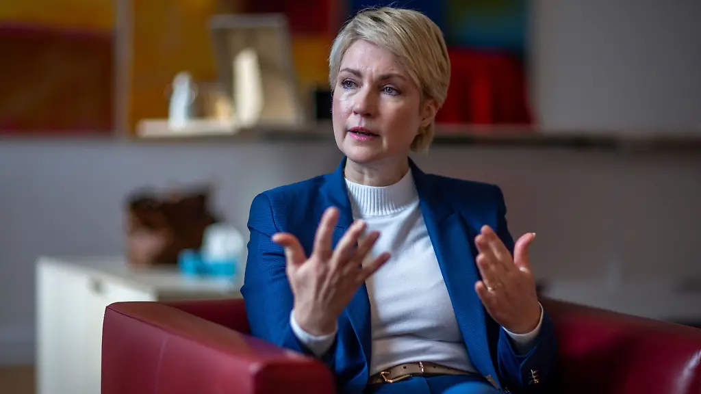 In-der-Diskussion-um-die-Schuldenbremse-plaediert-Manuela-Schwesig-SPD-Ministerpraesidentin-von-Mecklenburg-Vorpommern-fuer-eine-zuegige-Reform