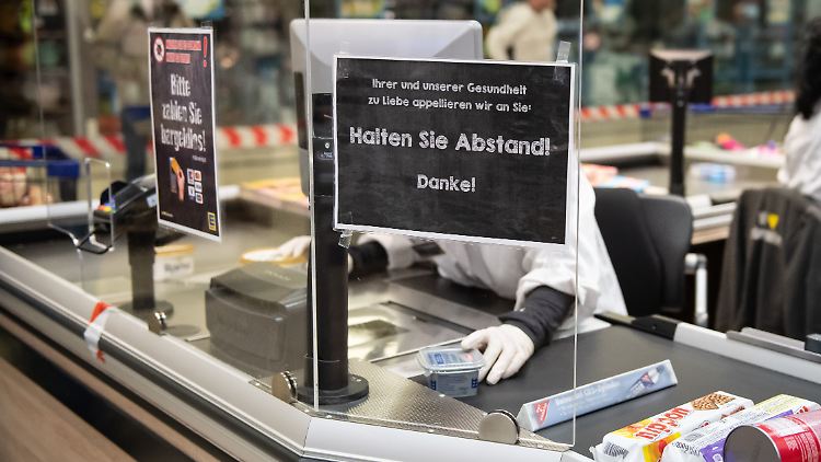Ein Beamter des Innenministeriums arbeitet nebenbei als Kassierer bei Edeka.