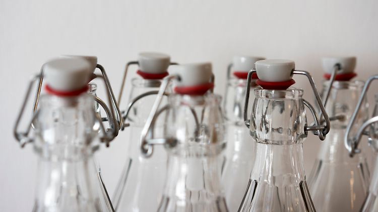 Glas statt Plastik: Ausnahmen für PET-Fruchtsaftflaschen von der Pfandpflicht fallen ab 2022 weg.