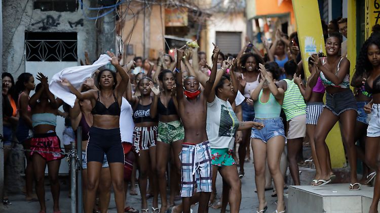 Jugendliche protestieren gegen den Polizeieinsatz gegen Drogenhändler in der Favela Jacarezinho.