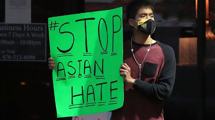 Nach mehreren gewaltsamen Übergriffen protestieren Menschen in den USA gegen antiasiatischen Rassismus.