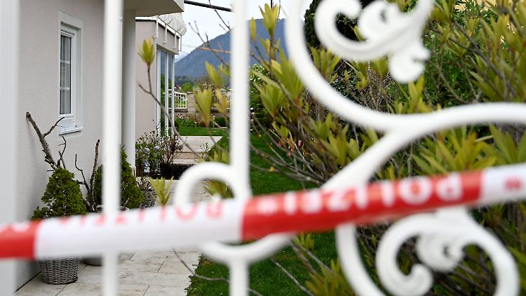 Die Polizei entdeckte die Toten im Eingangsbereich des Hauses.