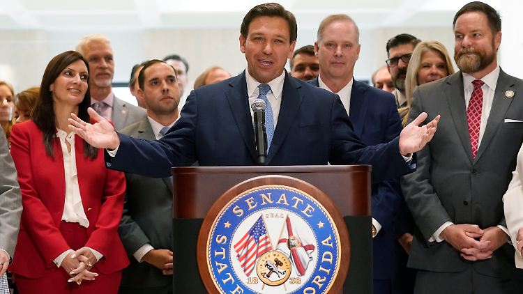 Floridas Gouverneur DeSantis muss sich wieder zur Wahl stellen. Das neue Gesetz baut vor.