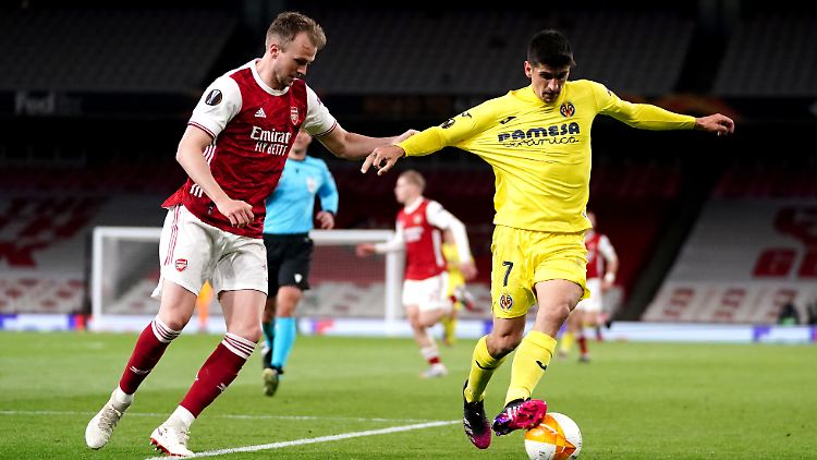 Arsenals Rob Holding (links) und Villarreals Moreno im Zweikampf.