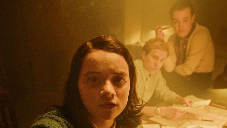 Hans Scholl (Max Hubacher), Sophie Scholl (Luna Wedler) und Alexander Schmorell (David Hugo Schmitz) arbeiten bis spät in die Nacht im Atelier. 